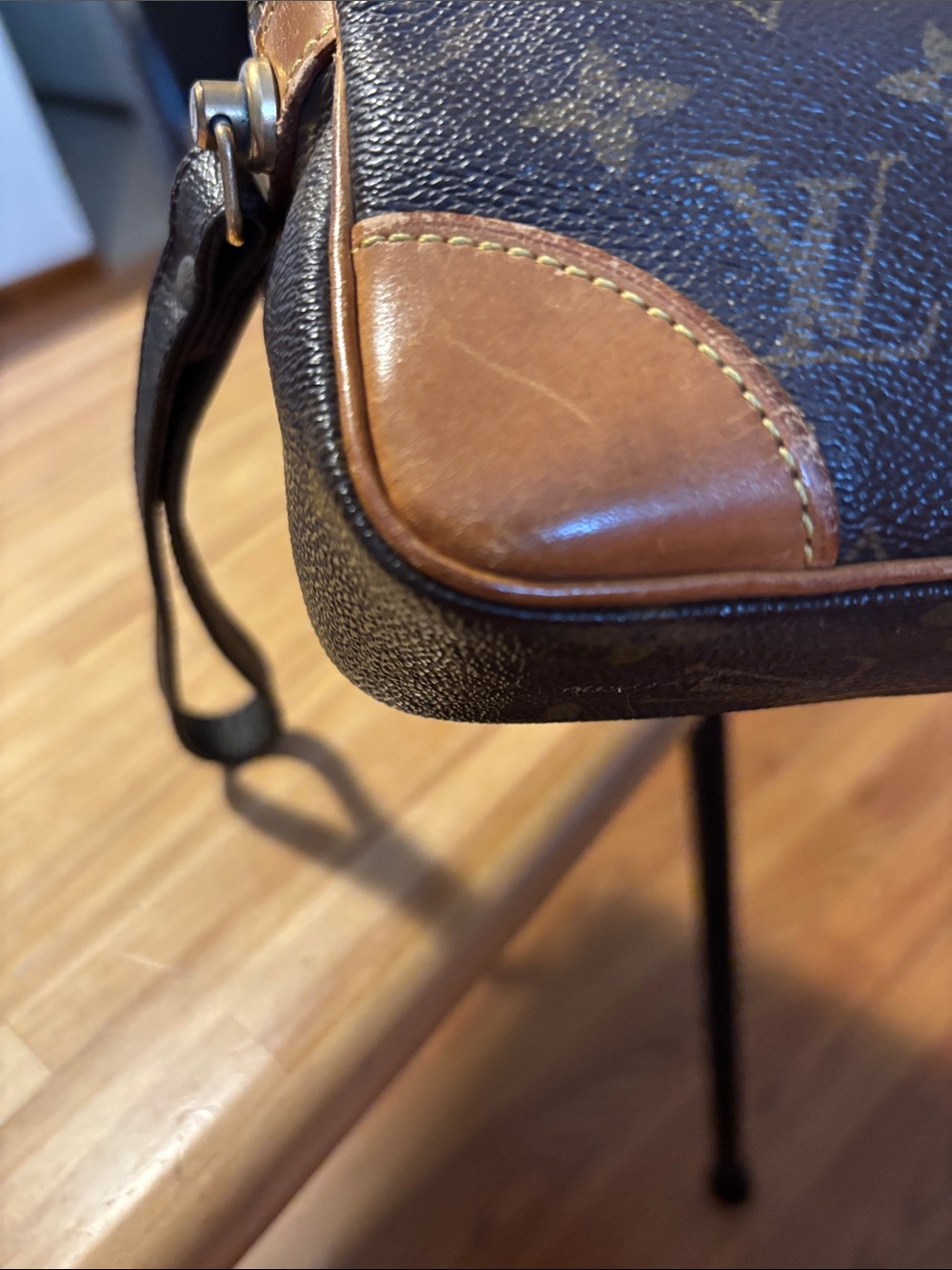 BUY THE CLUTCH/WRISTLET AT ASKING PRICE AND GET THE WALLET INCLUDED FOR FREE. - Picture 7 of 16